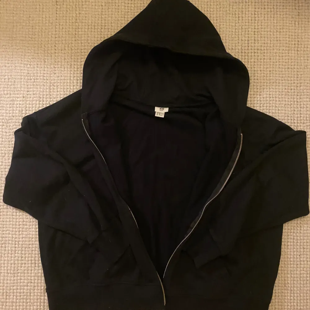 Säljer en svart hoodie från H&M i utmärkt skick. Inte använd mycket alls. Dam modell.  Storlek: XL    Skick: Utmärkt    Färg: Svart    Material: Bomull    Pris: 199kr  Hör av er vid intresse eller frågor🙌. Hoodies.