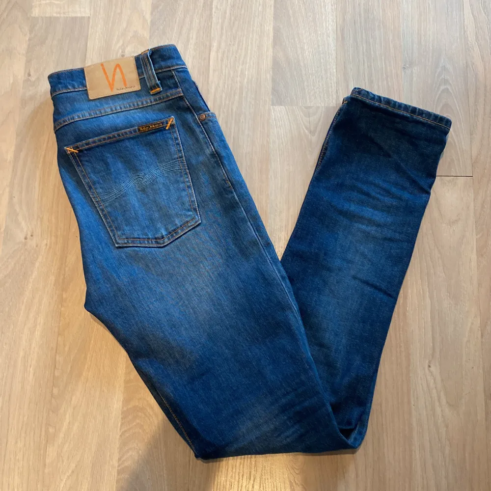 Säljer nu dessa asfeta Nudie Jeans i perfekt skick! Storleken är 31/32 men sitter mer som 30/32. Nypris ligger på 1200kr❌ säljer nu för endast 499kr✅ Hör av dig vid minsta lilla fundering 😊😊. Jeans & Byxor.