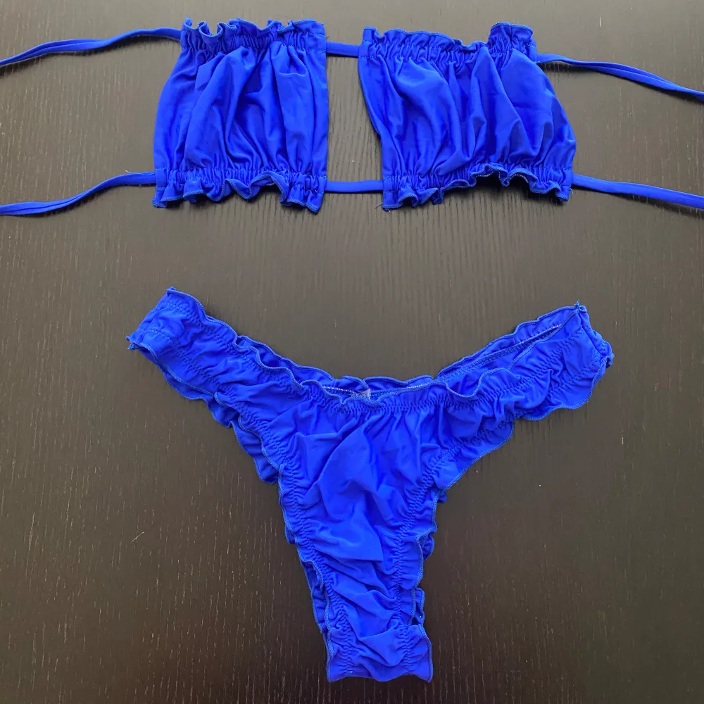 Blå oanvänd bikini( string) Går att knyta hur man vill Köpare står för frakt 📦  Bild med bikini på skickas inte. Övrigt.