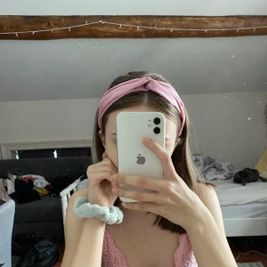 Ett hårband och en scrunchie - Kanske skrev fel, men aldrig används och väldigt fina och gulliga!