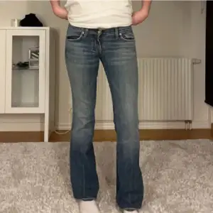 Snygga Lågmidjade jeans! Bra skick. Passar dig som är mellan 160-170. Midjemått: 78 cm (Inte min bild) Hör av dig om du vill veta mer!🫶