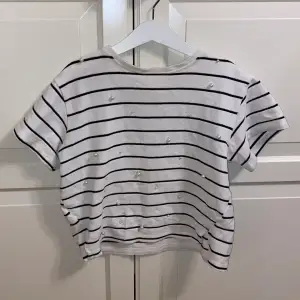 Så fin och unik t-shirt från Zara🛍️ Piffar värkligen upp en vardags tröja med dess pärlor. Säljs inte längre. Så älskad men säljs pga att den blivit för liten🫶🏻
