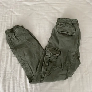 Gröna Camouflage byxor  - Snygga byxor som har används ett fåtal gånger. Storlek 150, så rekommenderar från barn 11-12 år.