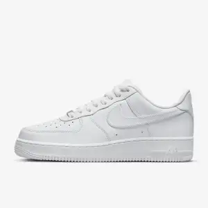 Oanvända vita Air Forces från Nike i storlek 40. Säljer då de inte passade mig. 😊