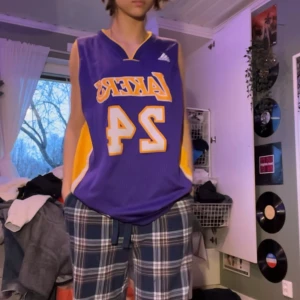 basket linne - jättefina basket tröjor som jag fick ärva men aldrig använder. ena är nike och den andra är adidias. 50kr st skriv om ni vill ha mer info 💕