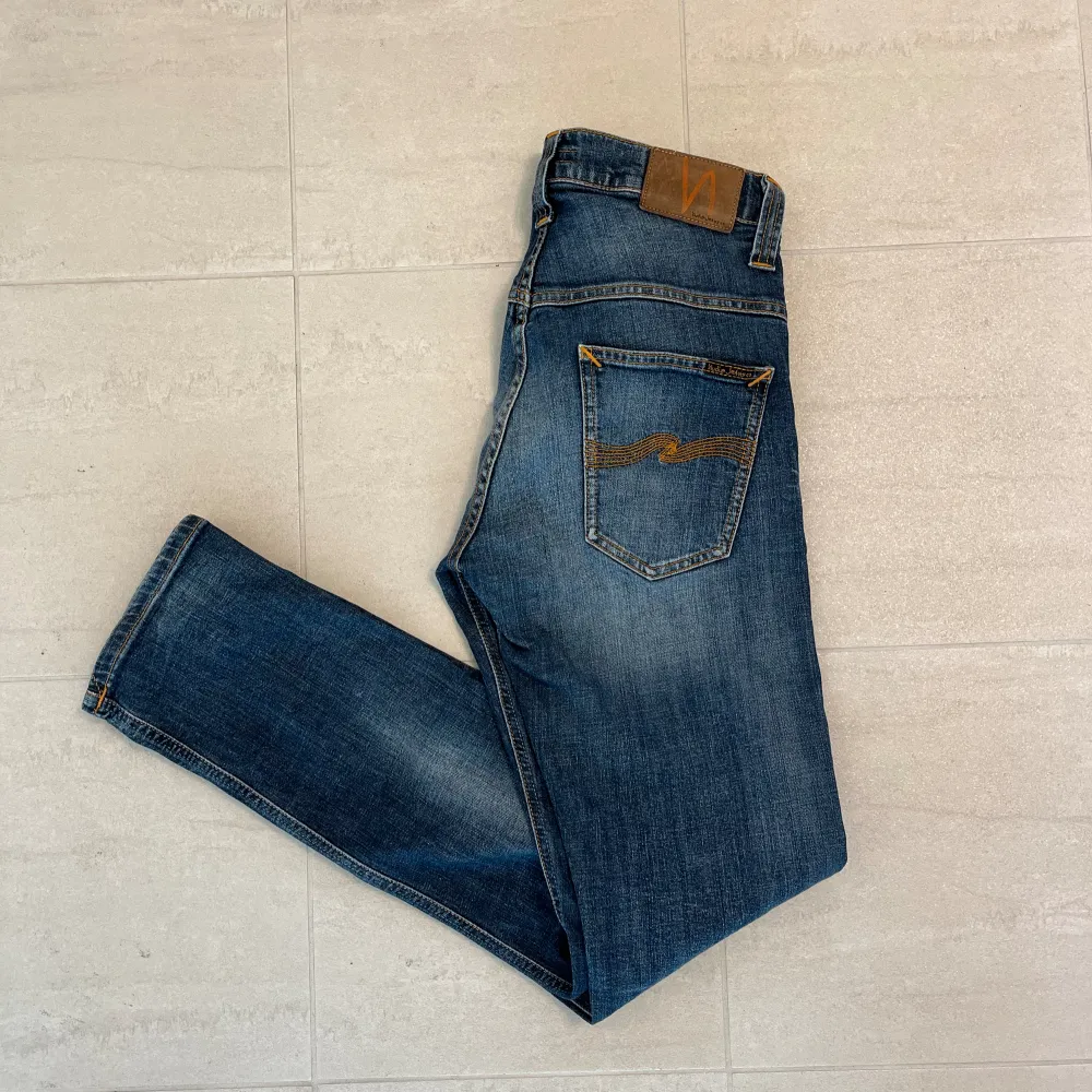 Sjukt feta Nudie jeans i modellen thin finn. Jättefintskick utan slitage eller defekter, Nudie erbjuder även gratis reparation i alla deras butiker! Storlek W30 L32. Nypris 1600kr. Hör gärna av dig vid frågor eller funderingar// Classy Closet . Jeans & Byxor.