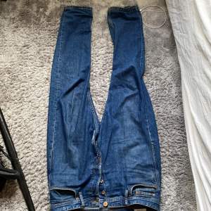 Säljer mina mörkblåa jeans från Jack & Jones som är i storlek 30/32. Jeansen har spruckit lite som man ser på bilden. Sprickan är ihop syd och där med det billiga priset. 