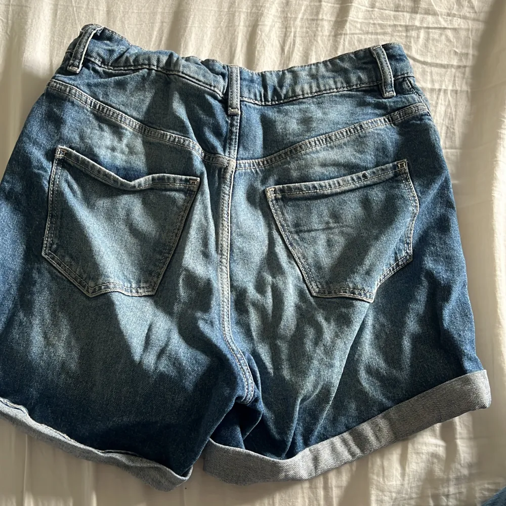 Säljer ett par shorts från H&M i storlek 158/164  PSST! Kolla även in min profil för ännu fler kläder till salu. Shorts.