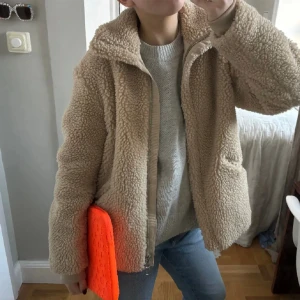 Teddy jacka - OBS lånade bilder! Säljer denna jacka, super fin och bra skick🥰🥰