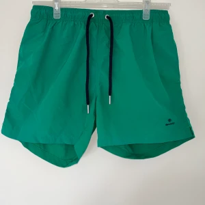 Gant Bad shorts - Säljer nu mina Gant bad shorts på grund av att jag gillar inte färgen på dem. Aldrig använt, skriv för mer info, bilder  