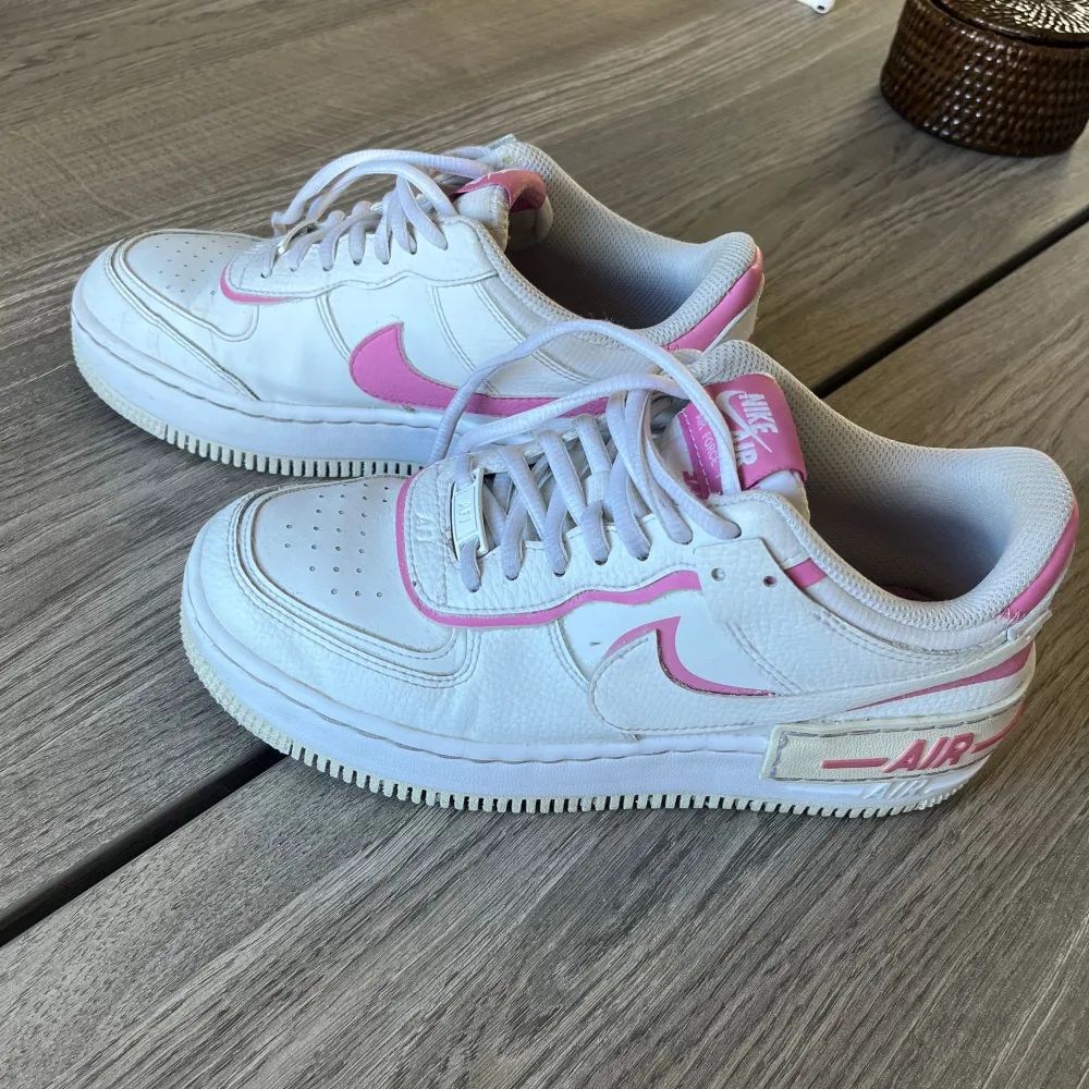 Vita Nike sneakers med rosa detaljer🌟. Skor.