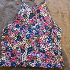 Topp - Bra skick, öppen rygg. Storlek XS 39kr