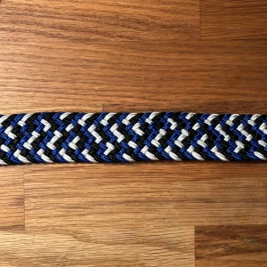 Flätat bälte - Säljer det här nya och oanvända flätade bältet. Hela bältet bortsett från metallbiten är ca 98 cm långt, men kan stretchas ut till en större storlek. Pris: 99 kr. 