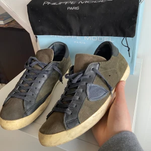 Philippe model - Säljer nu ett par galet snygga philipe model skor i mycket bra skick! Nypris ligger på omkring 4000. Trendigaste skorna just nu! Hör av er vid funderingar.