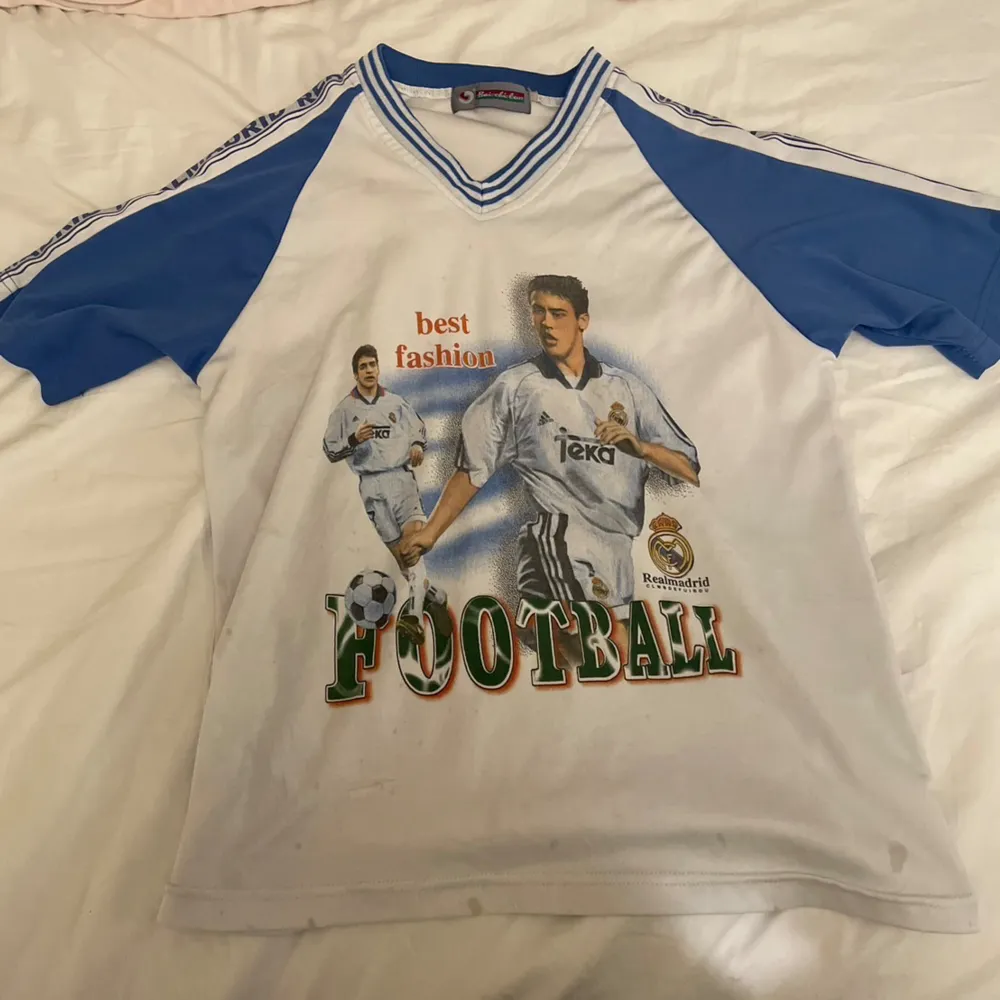 En real madrid fotboll t-shirt nr 7. Skriv för att diskutera pris och mer bild 🩷🩷. T-shirts.