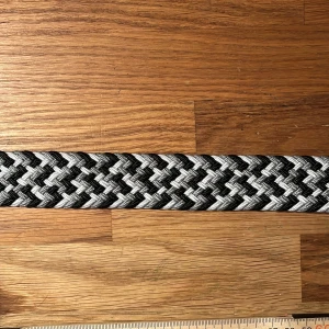 Flätat bälte  - Säljer det här nya och oanvända flätade bältet. Hela bältet bortsett från metallbiten är ca 101 cm långt, men kan stretchas ut till en större storlek. Pris: 99 kr. 