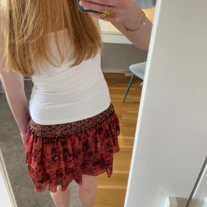 Minikjol - Supersnygg röd minkkjol från zara, sytt in den själv lite på sidorna pga att den var för stor men det går att sprätta upp💗lite av kanten har gått upp men det är inget märkbart