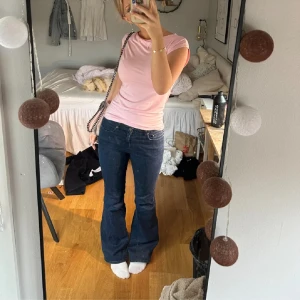 jeans - fett snygga bootcut jeans 💘 midje mått 37cm tvärs över, 80cm innerben. Modellen är 166cm lång. Lite slitna längst ner vid hälen och liten fläck vie låret men går säkert bort i tvätten 💘💘