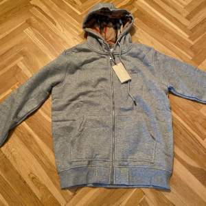 Burberry hoodie, använd 3 gånger. Inga flaws eller annat. Grym kvalite, kom pm för mer bilder eller information!