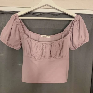 Lila topp - En gullig lila topp med puffärm från terranova. Köpt i Italien för några sommrar sen, är i bra skick då den är använd fåtal gånger✨️