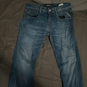 Replay anbass  - Tja ett par snygga nästan helt nya replay anbass i 29w 30L nypris ligger på 1600