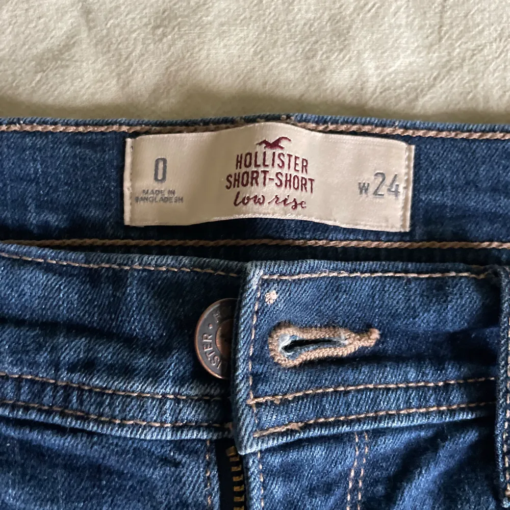 Jettefintskick på dessa lågmidjade jeansshortsen från Hollister i storlek 24💓. Shorts.