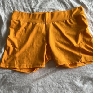 Träningsshorts - Stretchiga , korta träningsshorts i glad färg  Använda, men i nyskick 