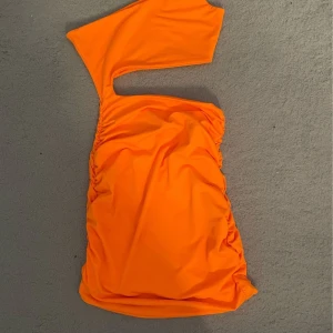 Orange klänning stl S från SHEIN  - Orange klänning stl S från SHEIN i mkt bra skick 100 kr, köparen står för frakten 
