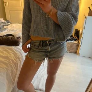 jeansshorts - jättefina jeansshorts som jag var beroende av förra året men nu vill hitta ett par nya. Dessa går även att vika ner om man vill ha ännu mer lågmidjat💖