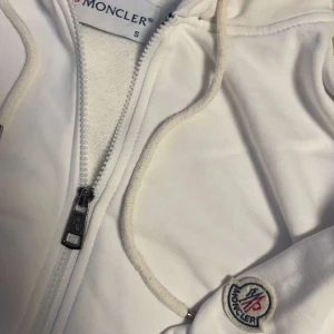 Moncler ziphoodie - Zip hoodie från mocleare, äkthestbevis finns inte. Storlek S