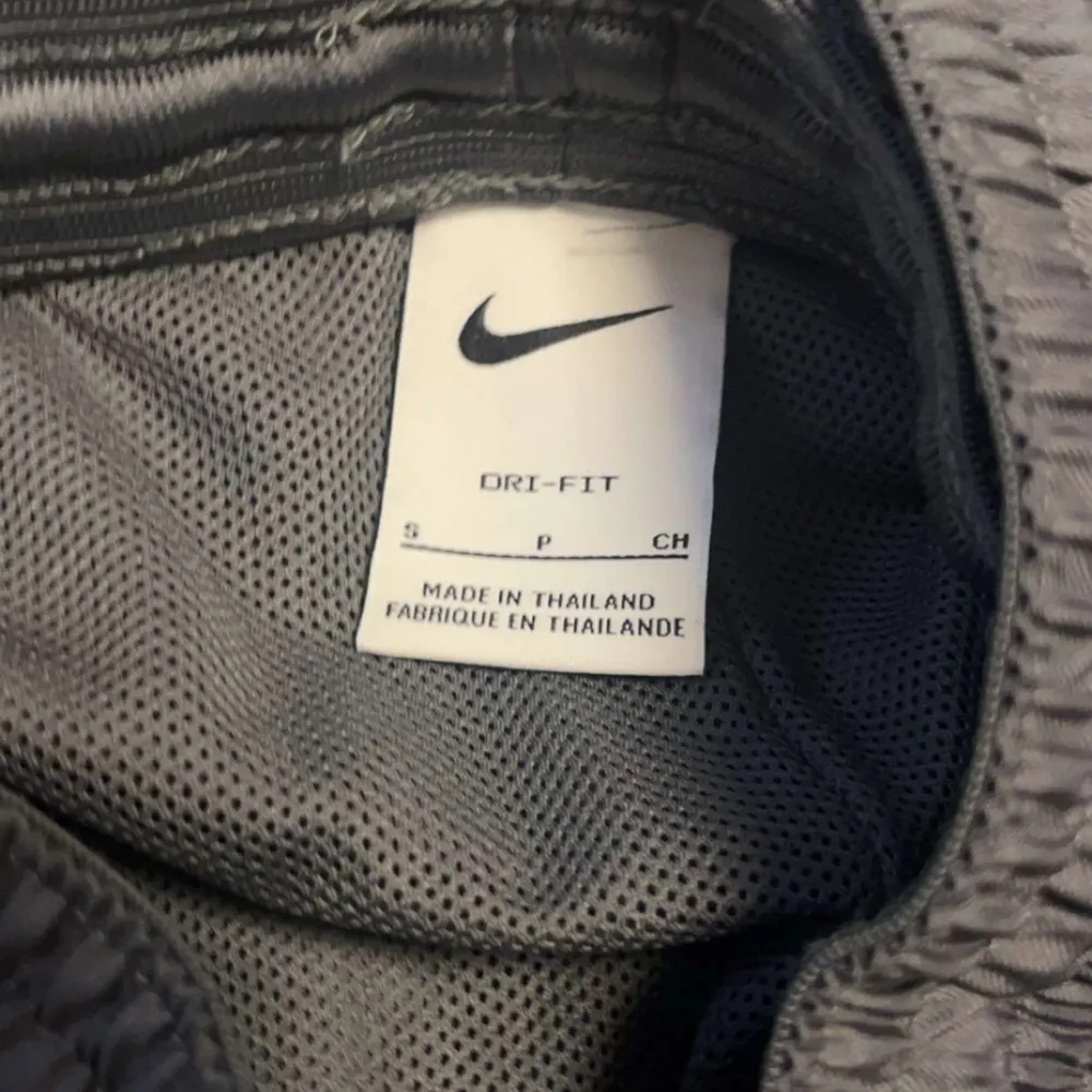Nike psg byxor, gråa i bra skick. Storlek s. Jeans & Byxor.