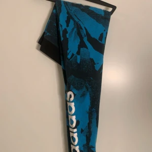 Adidas träningsbyxor - Blå/Svarta adidas träningsbyxor, använt få gånger, stretchiga