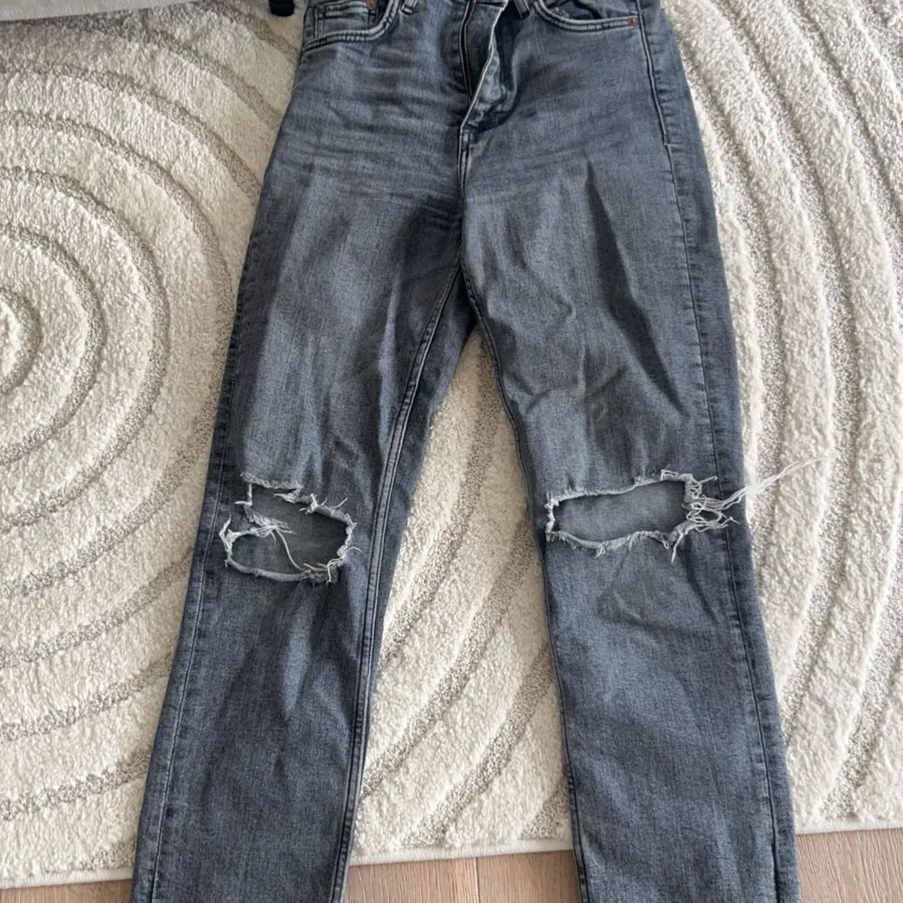 säljer doma håliga gråa jeansen med mellanhög midja, bra skick.. Jeans & Byxor.