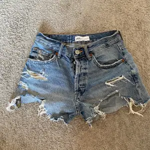säljer mina jeans shorts då dom tyvärr har blivit för små, jättefina nu till sommaren och jättefint skick💖