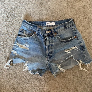 JEANS SHORTS  - säljer mina jeans shorts då dom tyvärr har blivit för små, jättefina nu till sommaren och jättefint skick💖