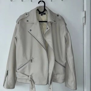 Vit skinnjacka - Vit skinnjacka i storlek s, aldrig använd 