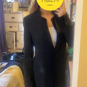 En tunn blazer från zara. Storlek M men sitter fint på mig som är 158cm 50kg❤️