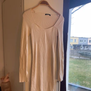Klänning - Snygg stickad klänning från Gina Tricot använd fåtal gånger 