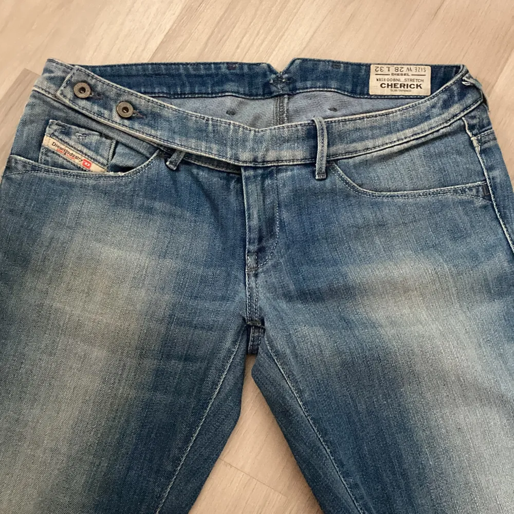 Coola straight leg lågmidjade diesel jeans med två knappar längst fram 💗💗. Jeans & Byxor.