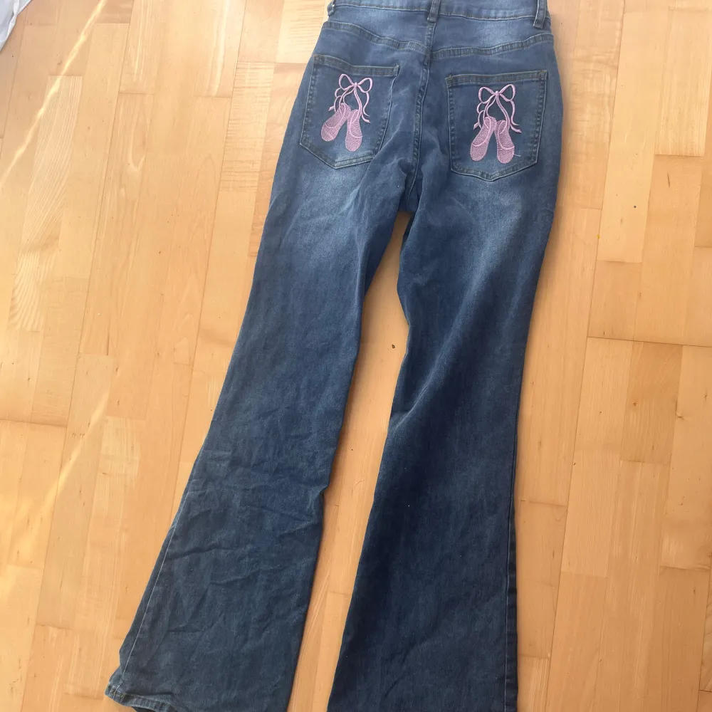 Jag säljer dessa Lowwaist coquett ballerina bootcut jeans då de inte kommer till användning längre. Jag kommer ej ihåg vad jag köpte de för. Men jag säljer de då för 199kr. Jeans & Byxor.