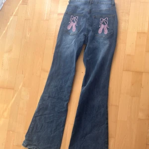 Coquett Lowwaist bootcut jeans - Jag säljer dessa Lowwaist coquett ballerina bootcut jeans då de inte kommer till användning längre. Jag kommer ej ihåg vad jag köpte de för. Men jag säljer de då för 199kr