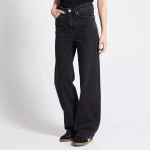 svarta straightleg jeans från lager. köpte för 300 säljer för 179. knappt använda så i bra skick. KÖPAREN STÅR FÖR FRAKT!!