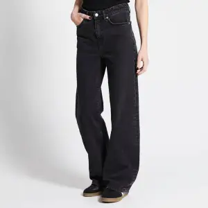 svarta straightleg jeans från lager. köpte för 300 säljer för 179. knappt använda så i bra skick. KÖPAREN STÅR FÖR FRAKT!!