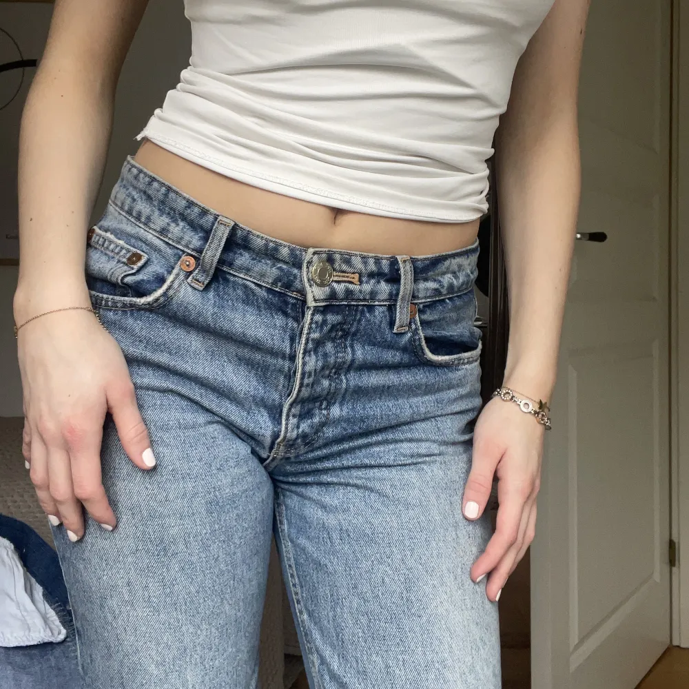 Lågmidjade straight leg jeans från Zara  Passar tyvärr inte mig så bra längre. Jeans & Byxor.