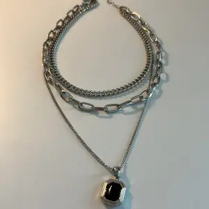 Silvrigt halsband med svart pärla