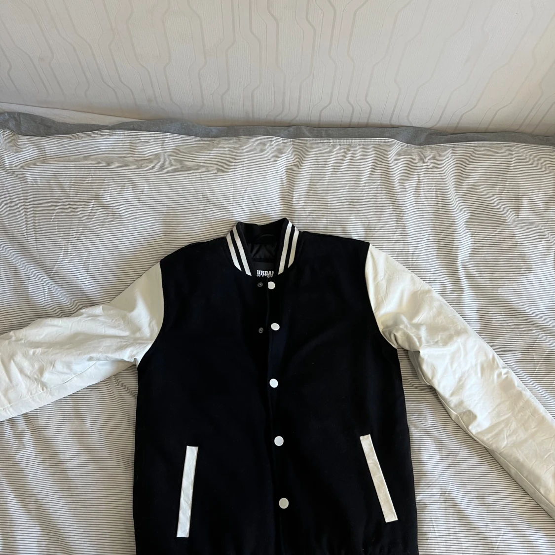 Svartvit varsity jacka