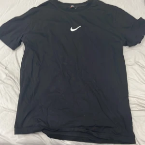 Nike t-shirt - Large nike t-shirt, knappt använd, tröjan är i 8/10 bra skick. 