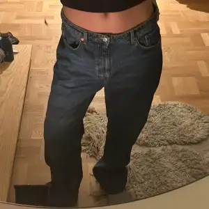 Baggy och lågmidjade jeans. Passar till mycket! Aldrig använda!💕