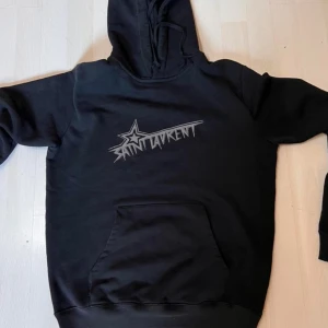 Saint Laurent Paris Hoodie - Säljer nu min riktigt feta saint laurent hoodie eftersom den inte passar mig längre, skicket är nästintill perfekt 🤩 
