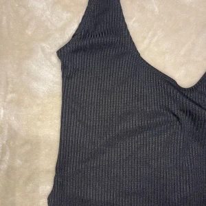 Body - Ribbad svart body som aldrig är använd 🖤